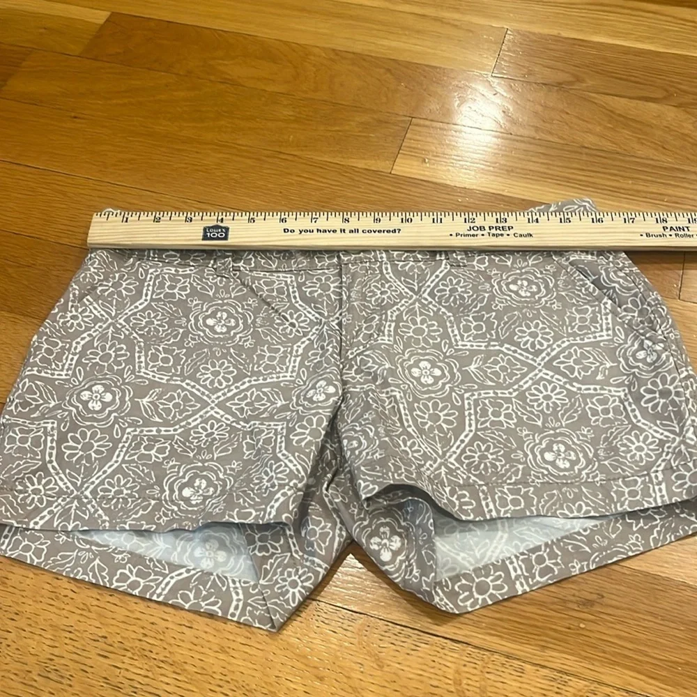 Old navy women’s floral shorts size 6 petite.
